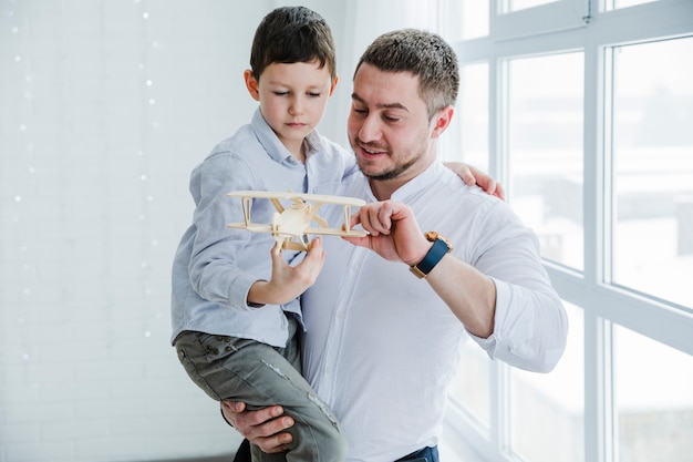 Foto gratuita padre e hijo jugando juntos en el día del padre