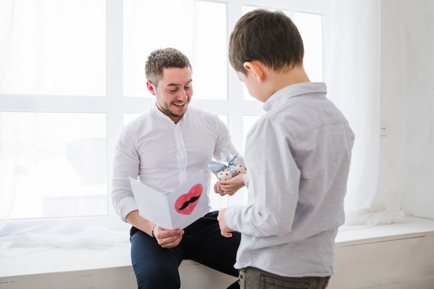 Padre e hijo jugando juntos en el día del padre