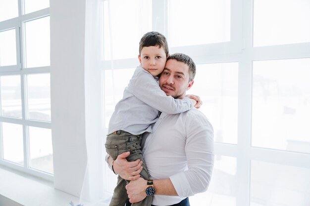 Padre e hijo jugando juntos en el día del padre