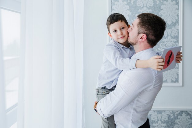 Padre e hijo jugando juntos en el día del padre