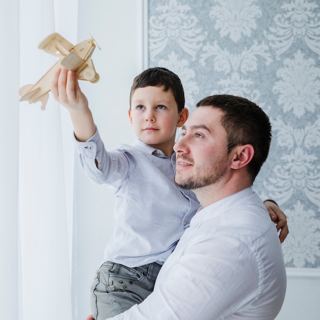 Foto gratuita padre e hijo jugando juntos en el día del padre