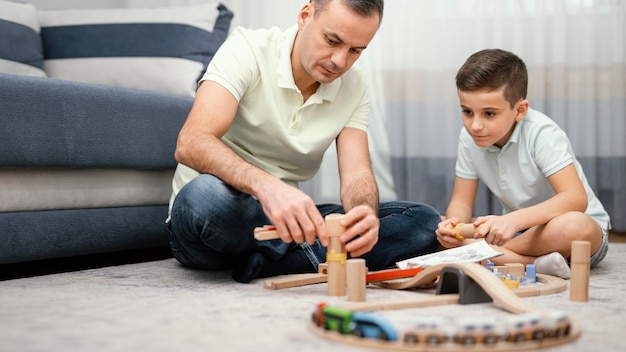 Padre e hijo jugando juntos en el interior