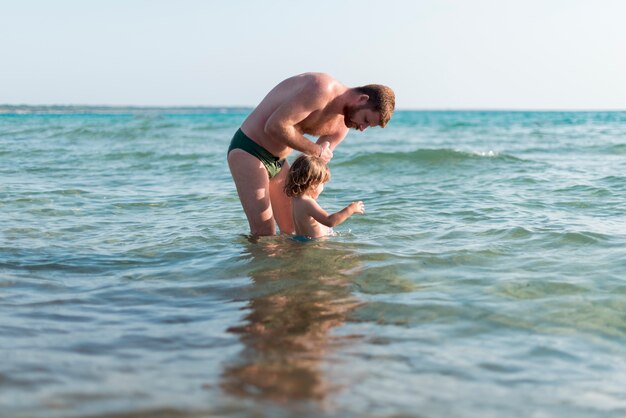 Padre e hijo jugando en el océano