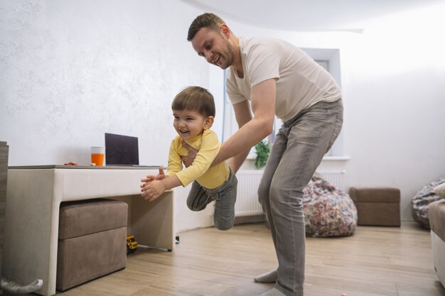 Padre e hijo jugando en la sala de estar