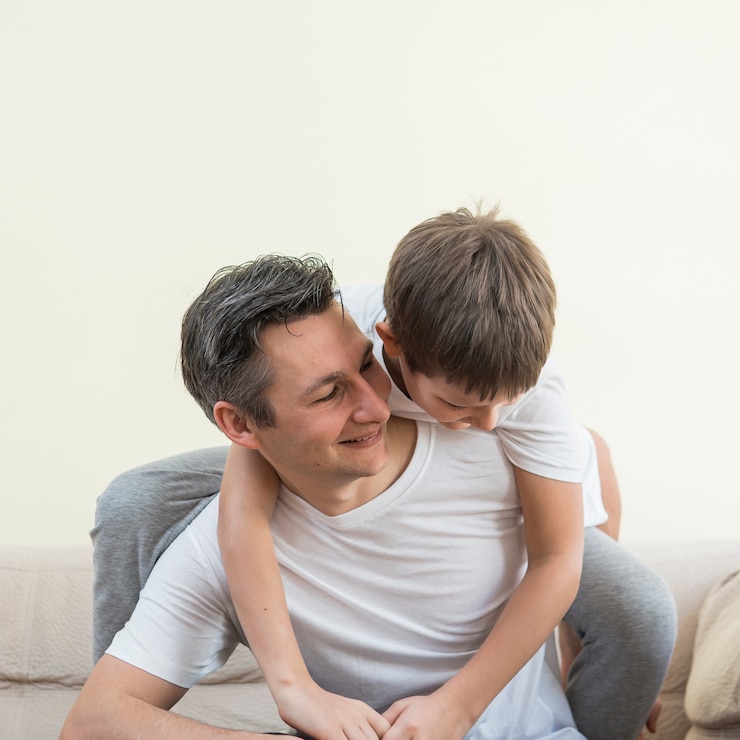 Foto gratuito padre e hijo jugando en la sala de estar