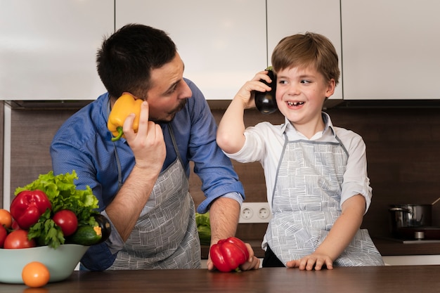 Foto gratuita padre e hijo jugando con verduras