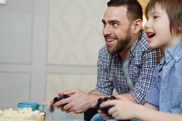 Padre e hijo jugando