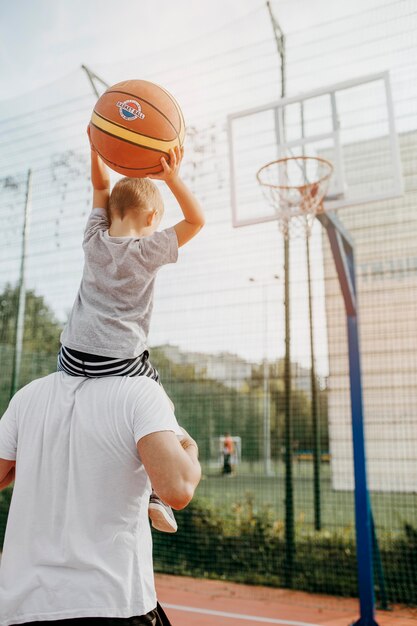 Padre e hijo, jugar al básquetbol