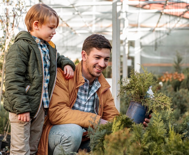 Padre e hijo juntos comprando un árbol