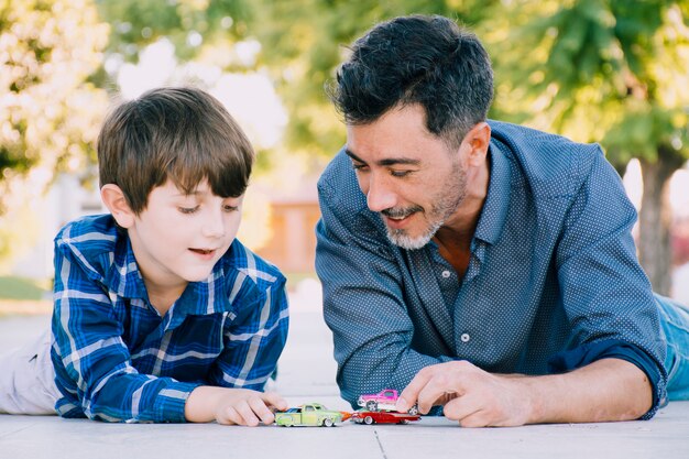 Padre e hijo juntos en el día del padre