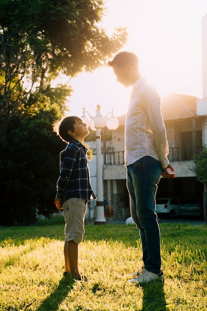 Foto gratuita padre e hijo juntos en el día del padre