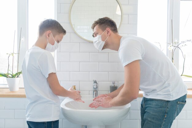 Padre e hijo se lavan las manos tiro medio