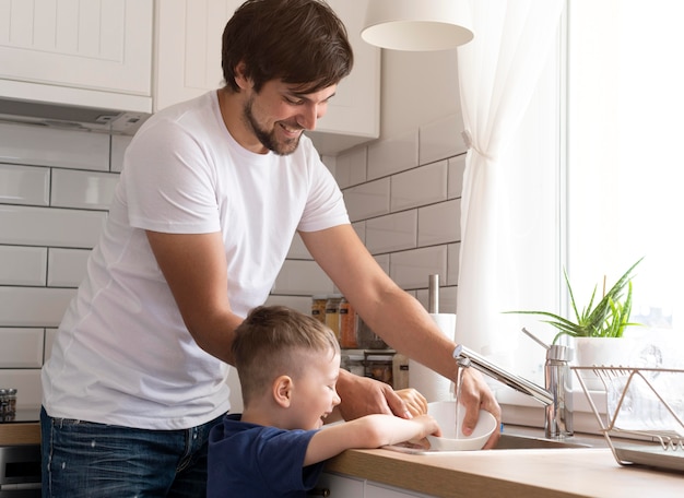 Padre e hijo lavando platos