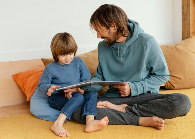 Padre e hijo, leer un libro