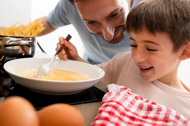 Padre e hijo en la mesa de cerca