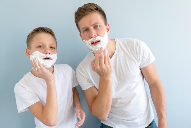 Padre e hijo parecidos con gel de afeitar