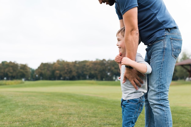 Foto gratuita padre e hijo, en el parque