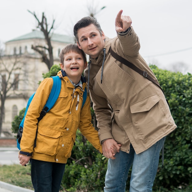 Padre e hijo pasan tiempo al aire libre