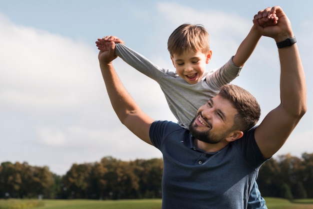 Foto gratuita padre e hijo pasando un buen rato en el parque