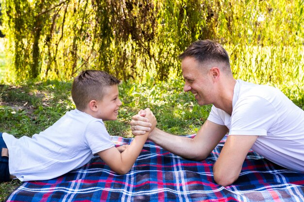 Padre e hijo pasar tiempo juntos