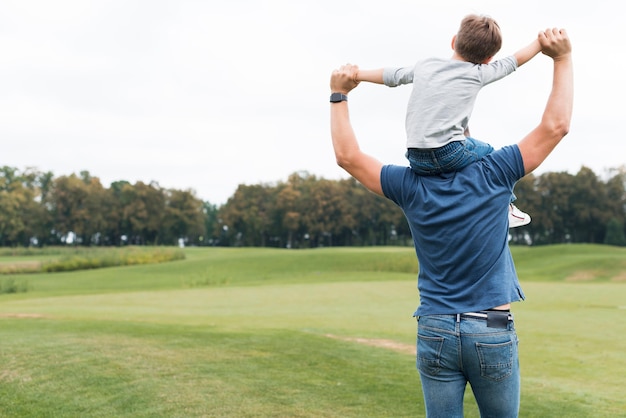 Foto gratuita padre e hijo, pasar tiempo juntos