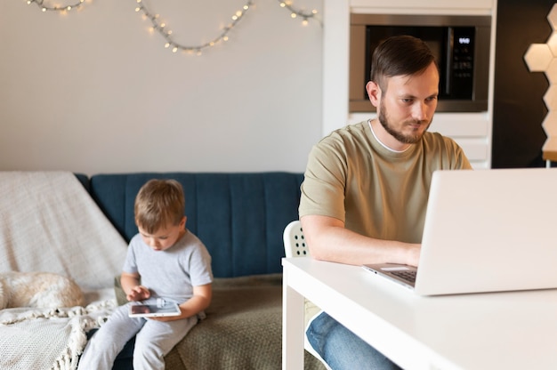 Foto gratuita padre e hijo, pasar tiempo juntos