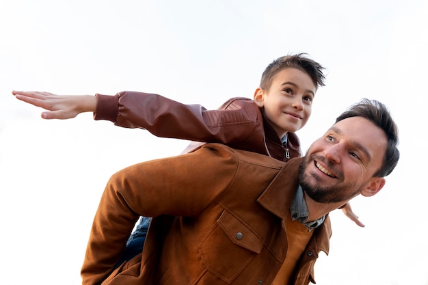 Foto gratuita padre e hijo, pasar tiempo juntos