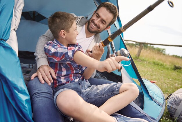 Padre e hijo pescando en el camping.