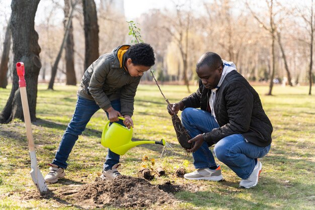 Padre e hijo plantando juntos