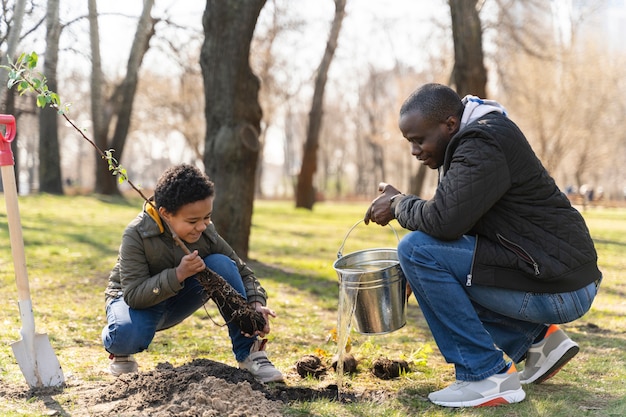 Padre e hijo plantando juntos