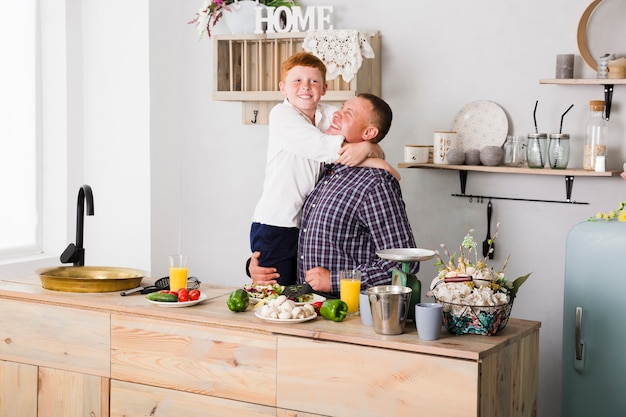 Padre e hijo posando en la cocina