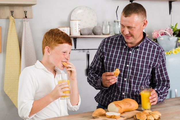 Padre e hijo posando en la cocina