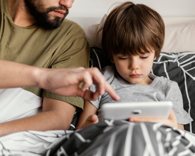 Padre e hijo de primer plano con tableta