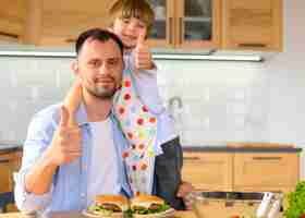 Foto gratuita padre e hijo pulgares arriba