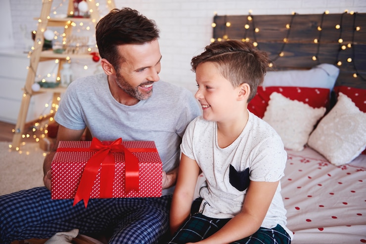 Foto gratuito padre e hijo, con, regalo de navidad