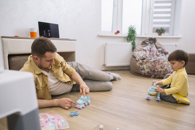 Padre e hijo en la sala de estar vista larga