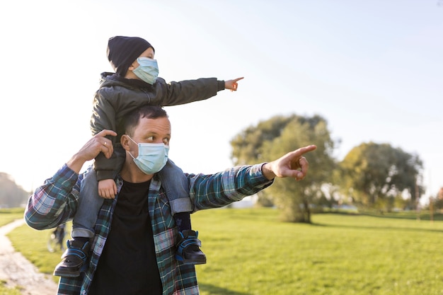 Padre e hijo, señalar con el dedo