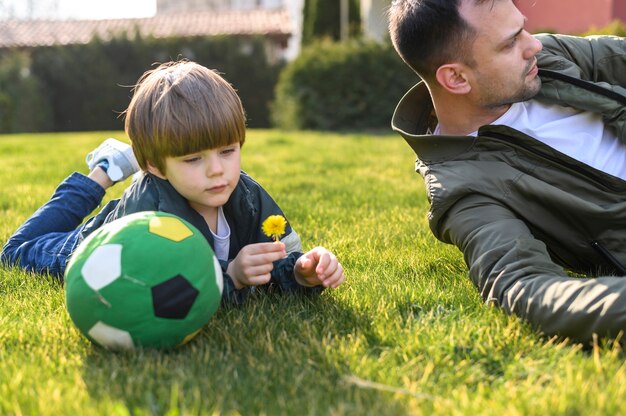 Padre e hijo, sentar césped