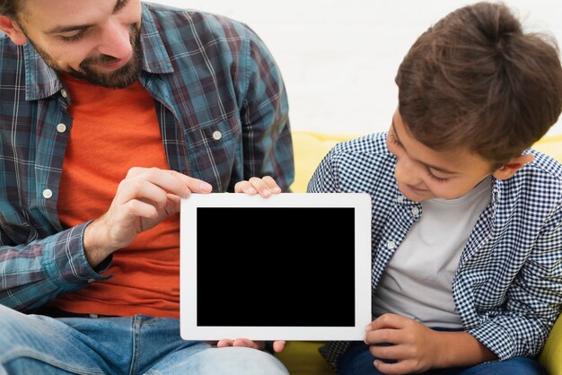 Padre e hijo sosteniendo una maqueta photo