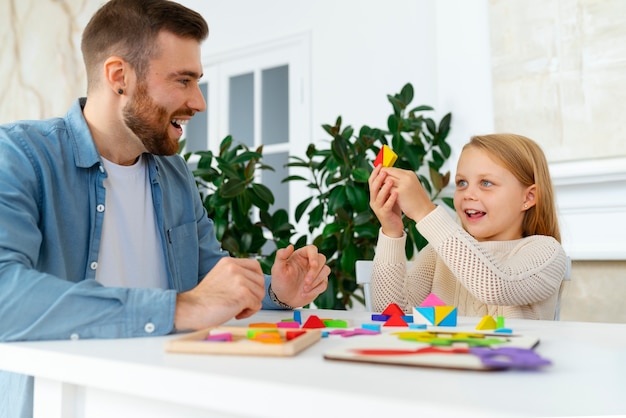 Foto gratuita padre e hijo de tiro medio en casa