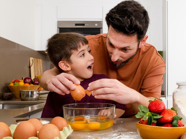 Padre e hijo de tiro medio en la cocina