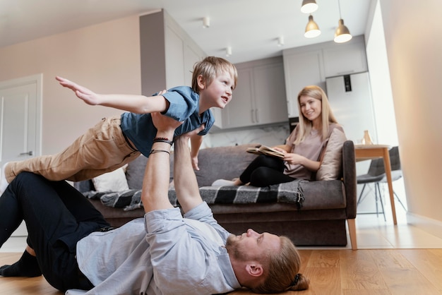 Foto gratuita padre e hijo de tiro medio jugando en casa