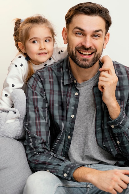 Padre e hijo de tiro medio posando