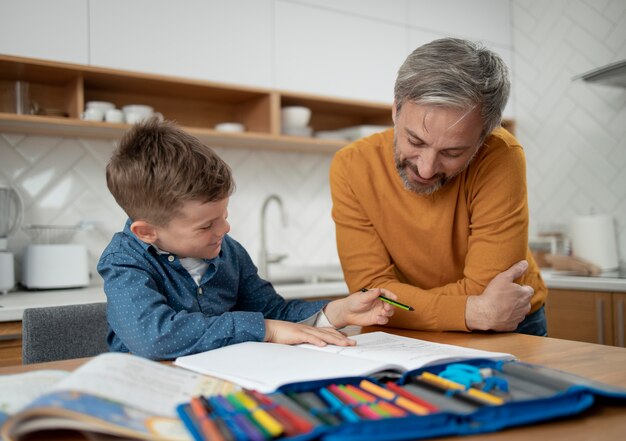 Padre e hijo de tiro medio