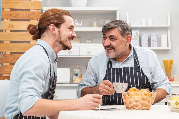 Padre e hijo tomando café juntos