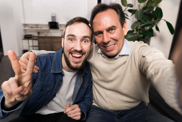 Padre e hijo tomando una selfie divertida