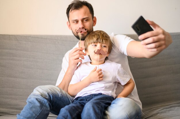 Padre e hijo tomando selfie