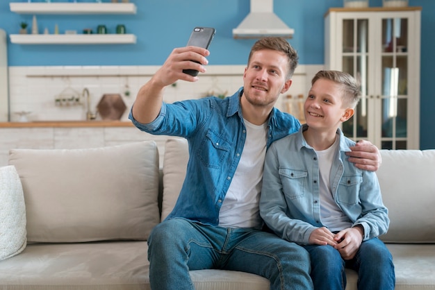 Foto gratuita padre e hijo tomando una selfie