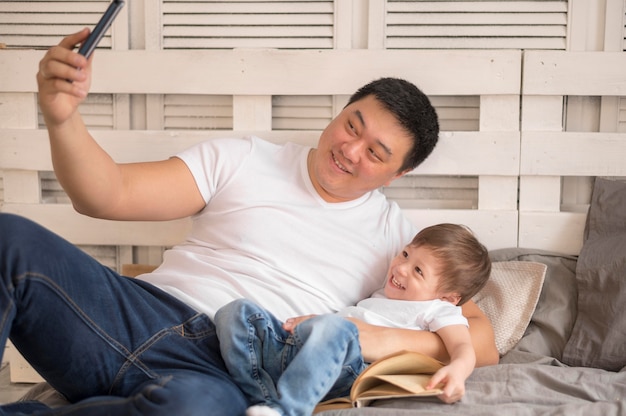 Foto gratuita padre e hijo tomando selfie