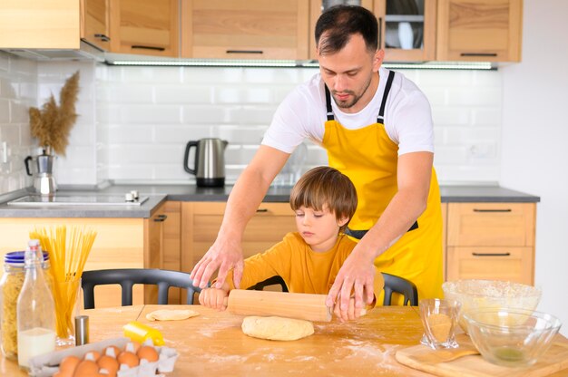 Padre e hijo usando la paleta en la cocina